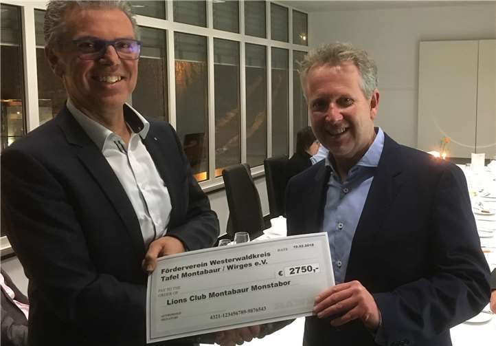 So sieht einer der Gewinner des ersten Adventskalenders des Hilfswerks des Lionsclub Mons Tabor aus: Andreas Schmidt (linke) übergibt Andreas Schupp einen Teil des Erlöses des Kalenderverkaufs. Lionsclub Mons Tabor Montabaur
