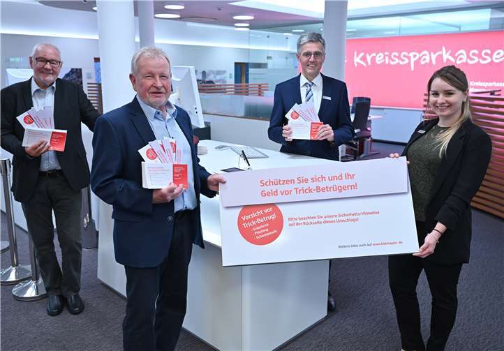 So sieht er nun aus, der neue Bargeldumschlag, der die Kunden der Kreissparkasse Mayen für Trickbetrug sensibilisieren soll. Hans Peter Siewert (2.v.l.) als Vorsitzender des Seniorenbeirates Mayen mit seinem Stellvertreter Jürgen Fritzen (links), KSK-Vorstandsvorsitzender Karl-Josef Esch (2.v.r.) sowie Kundenberaterin Marie-Lena Frensch präsentieren den neuen „Sicherheitsumschlag“ im BeratungsCenter Mayen St.- Veit-Str.Foto: KSK