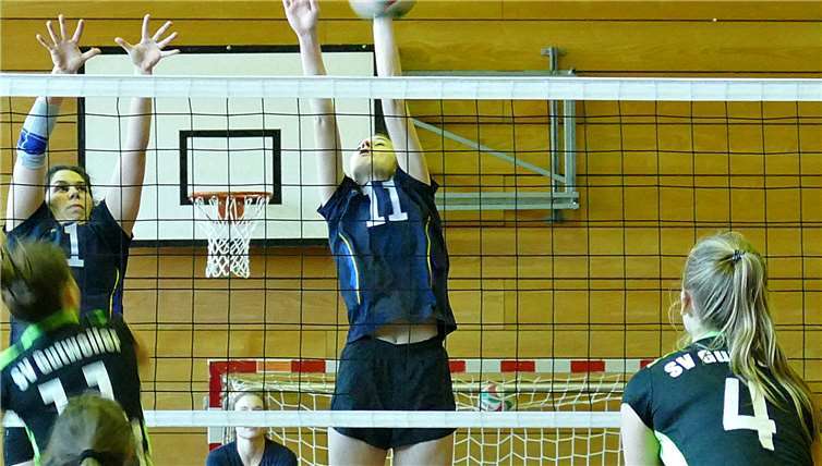So sieht perfekte Blockarbeit aus! Sabine Wolfermann (11) und Susanna Jung (1) wehren den Angriff ab, während Andrea Wolfermann (5) im Hintergrund sichert. Michael Wald