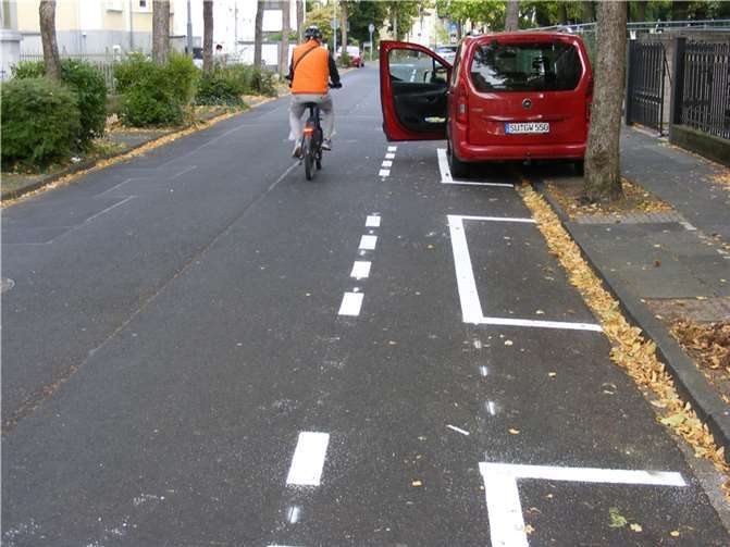 So soll es sein: Links neben der gestrichelten Linie fahren, um Unfälle mit plötzlich öffnenden Autotüren zu vermeiden. Foto: ADFC