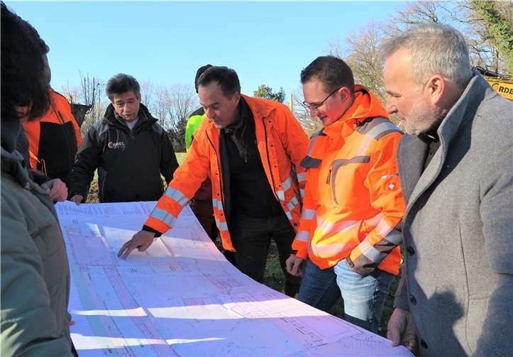 So soll’s werden – ein Blick auf den Plan: v.r. Bürgermeister Jörg Schmidt, Joshua Dickmeis, Clemens Esser und Albert Tautges.