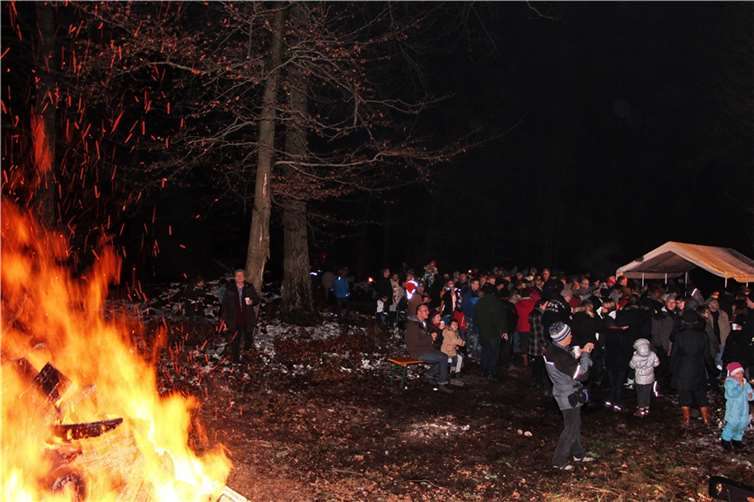 So stimmungsvoll solls zum Jahresende im Buchfinkenland wieder am großen Silvesterfeuer aussehen - dazu lädt der Westerwald-Verein wieder ein. Foto: Uli Schmidt
