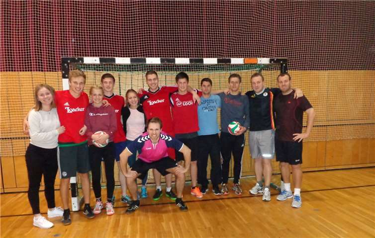 So strahlen Sieger. Große Freude über den dritten Sieg bei der Dorfmeisterschaft.  Privat