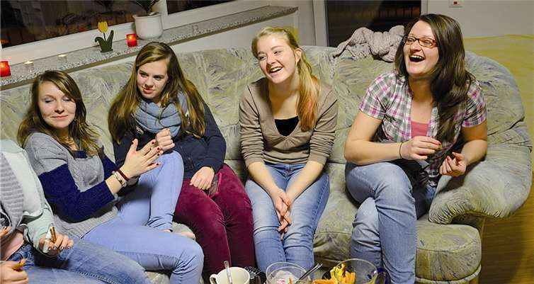 So vergnüglich kann gemeinsames Wohnen von ungefähr 30 Jugendlichen sein. privat
