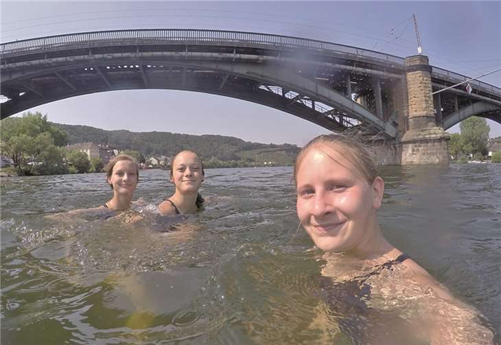 So viel Zeit muss sein: kurzer Stopp beim Moselschwimmen für ein Gruppenselfie unter der Gülser Eisenbahnbrücke. privat