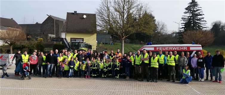 So viele Eicher Bürger wie noch nie kamen zur diesjährigen Aktion „Saubere Landschaft“ zusammen, die der CDU-Ortsverband organisiert hatte. Foto: pivat