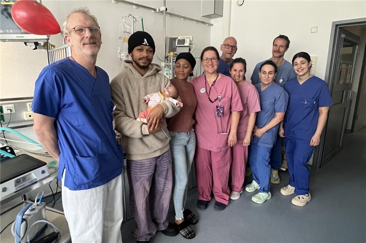 So viele Menschen und noch viel mehr haben alles dafür gegeben, das sich die tapfere Kämpferin Zeynabe nach 160 Tagen nun mit ihren Eltern vom Team des Perinatalzentrums Level 1 im Kemperhof ins Leben verabschieden kann. Sie kam vor fünf Monaten mit nur 394 Gramm in der 26. Schwangerschaftswoche zur Welt. 