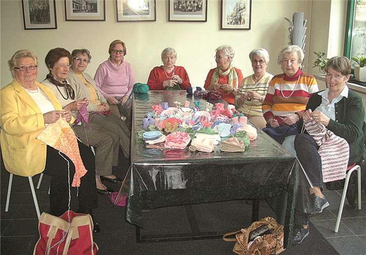 So viele Mützen strickten die Damen der Handarbeitsgruppe der kfd Leubsdorf für das Projekt „Pirappu“. privat