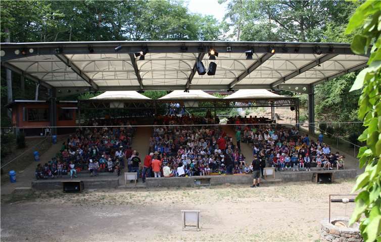 So voll besetzt würde man sich die Tribüne der Freilichtbühne Schuld bald wieder wünschen. Foto: Freilichtbühne Schuld