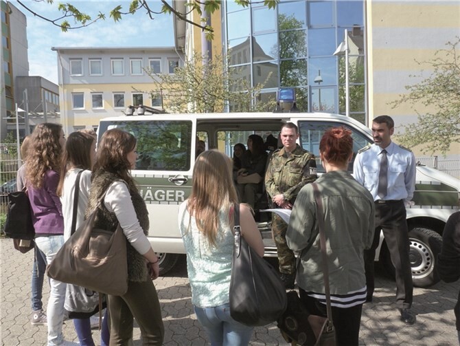 So war es im vergangenen Jahr: Das Foto zeigt die Feldjäger der Bundeswehr aus Koblenz und eine Gruppe von Besucherinnen beim Girls´ Day 2013. privat