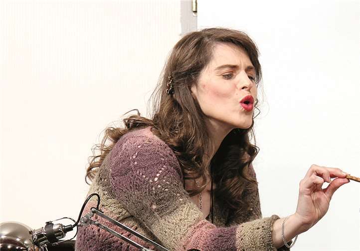 So werden gewisse Patienten verwöhnt: Szene mit Astrid Letsch und Martin Witte.