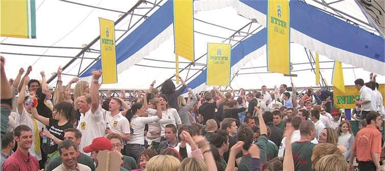 So wie beim Burschenfest 2011 erhofft sich der Burschenverein auch in diesem Jahr ein volles Festzelt. Archiv