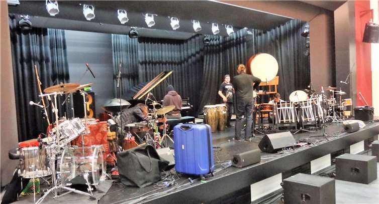 So wie hier 2019 vor einem Konzert sollen in der Stadthalle Montabaur bald wieder Musiker und Musikerinnen aus aller Welt ihre Instrumente aufbauen.Quelle: Kleinkunstbühne Mons Tabor