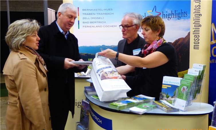 So wie hier in Antwerpen interessierten sich auch in Stuttgart auf der CMT viele Gäste für Unterkünfte, aber auch für Rad– und Wanderangebote aus dem Ferienland Cochem. privat