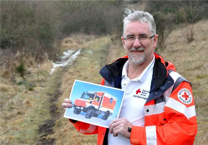 So wie ihn Heinz Werner Kleine-Natrop auf dem Foto präsentiert, soll der Unimog nachher aussehen. Einsatz: Unwegsames Gelände, wie hier am Ettringer Hochsimmer.