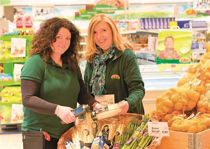 So wie im Inneren des CAP-Marktes arbeiten auch am Backstand und im neuen Café Menschen mit und ohne Handicap Seite an Seite wie Marktleiterin Andrea Schertler und daneben die Werkstattbeschäftigte Filiz Krimmel. Rolf-Dieter Bollmann/Heinrich Haus gGmbH