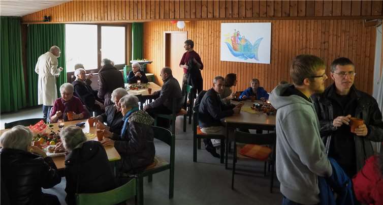 So wie schon in den Jahren zuvor saß man zum gemütlichen Austausch bei Plätzchen, Kaffee und diesmal auch bei Glühwein im Nebenraum der Kreuzkirche zusammen.Privat