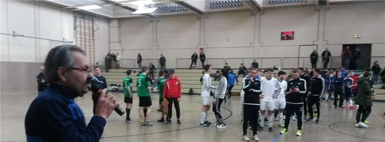 So wird es auch dieses Jahr wieder sein: Ehrung des A Juniorensiegers durch Helmut Hohl. Foto: VfL