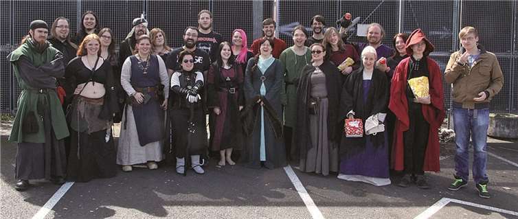 So zelebrieren Koblenzer Mittelalterfans die Premiere von „Mara und der Feuerbnringer“. Nico Berghammer