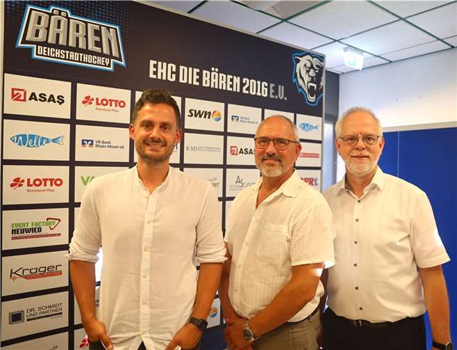 Sobald der Vereinsregistereintrag durch das Amtsgericht Montabaur angepasst ist, heißt der Verein, den Christoph Runkel-Weller, Burkhard Weller und Michael Fergen (von links) weiterhin anführen, wieder Eishockey Club Neuwied.  Foto: EHC Neuwied