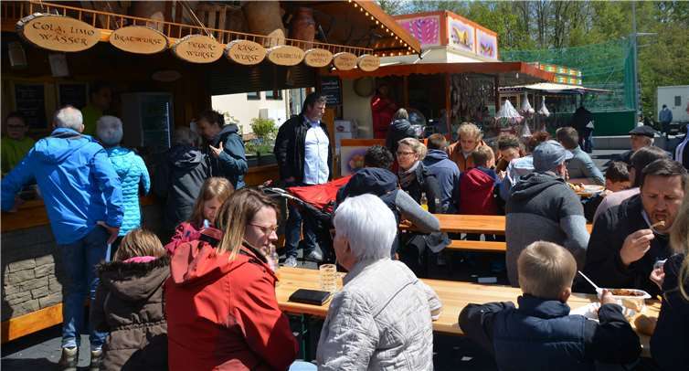Sobald die Sonne durch die Wolken brach, sammelten sich die Kempenicher auf ihrem Kirmesgelände für ein rundum schönes Wochenende. Foto: BE