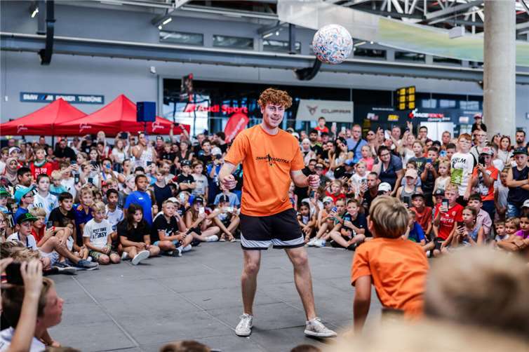Social-Media-Star Jannik Freestyle begeistert im Internet Millionen an Fans. Am Nürburgring wird er die Besucher wieder mit seinen Fußball-Tricks beeindrucken.  Foto: Gruppe C