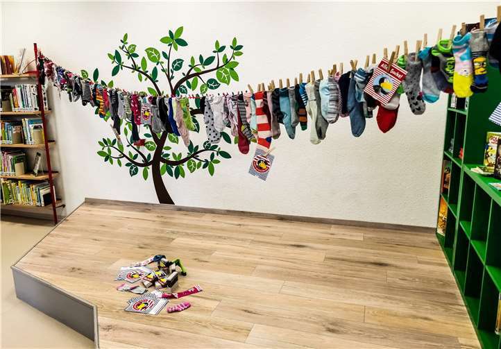 Sockengirlande für den Raben Socke. Foto: Eva Dreiser / Stadtverwaltung Lahnstein