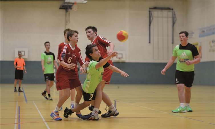Sören Bednarek setzt sich gegen drei Gegenspieler aus Friesenheim durch.privat