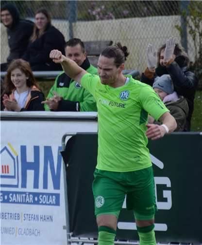 Sören Klappert macht in Ahrweiler mit seinem Elfmetertreffer den Sack zu. Es war bereits sein zehntes Saisontor.  Fotos: FV Engers