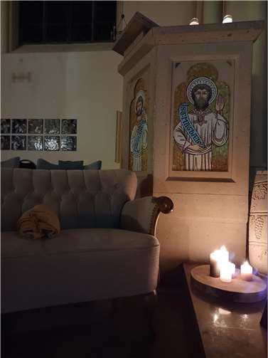 Sofas und gemütliche Sessel waren in der Kirche aufgestellt.