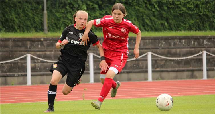 Sofia Ortseifen (r.) im Zweikampf mit EX-SC 13-Spielerin Melina Weidenfeller. Foto: SC 13 Bad Neuenahr