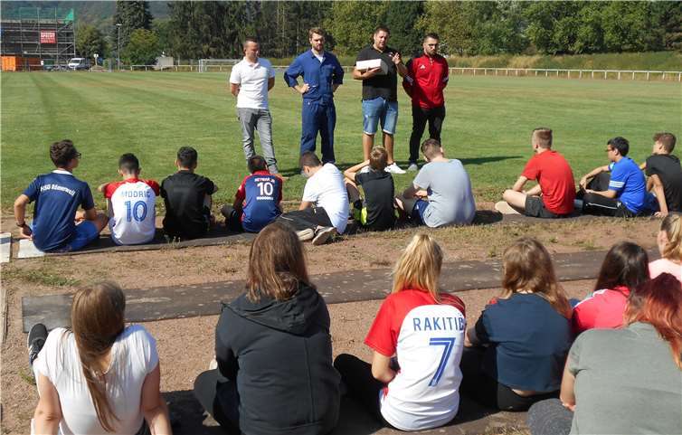 Sogar auf dem Sportplatz wird die Werbetrommel gerührt.