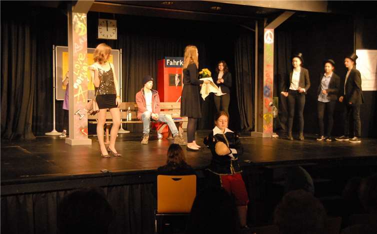 Sogar aus Goethes Faust wurde zitiert in demturbulenten Stück mit vielen verschiedenen Rollen auf dem „Dierdorfer Hauptbahnhof“.