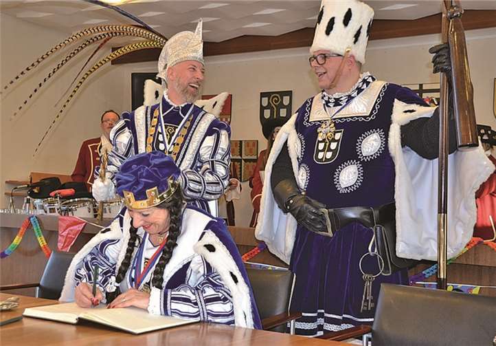 Sogar der Eintrag in das Goldene Buch der Gemeinde ist eine Gelegenheit für gute Laune und beste Stimmung.