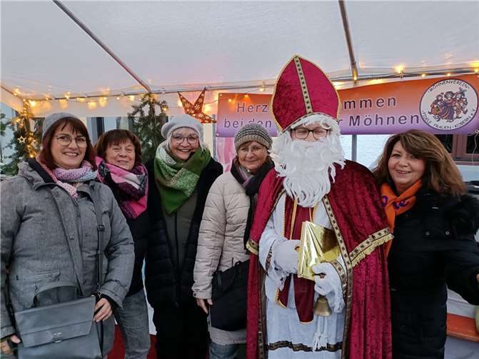Sogar der Nikolaus stattete dem Stand einen Besuch ab. Quelle: Möhnen Kobern