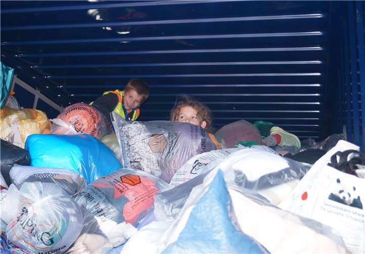 Sogar die Kleinsten stapelten die Sammelsäcke bis unters Dach des LKWs.