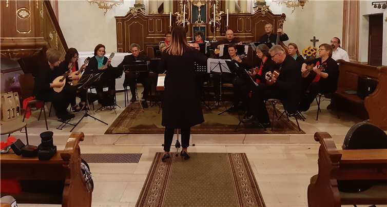 Sogar die musikalische Leiterin Veronika Todorova selbst hat zu ihrem Akkordeon gegriffen.Fotos: NC