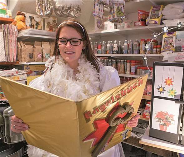 Sogar ein „Engel“ war gekommen, in dieser Rolle las Maike Nothbaum eine Weihnachtsgeschichte vor.