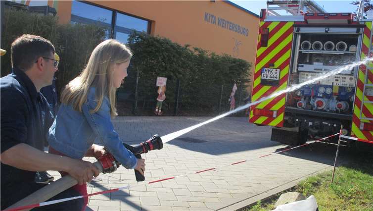 Sogar ein Feuerwehrschlauch konnte ausprobiert werden.
