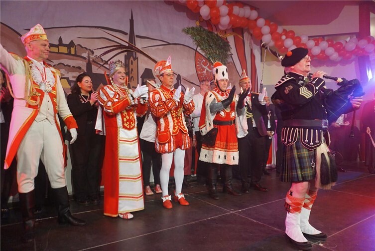 Sogar ein schottischer Dudelsackspieler trat zu Ehren des Ahrweiler Dreigestirns auf.  Foto: DU