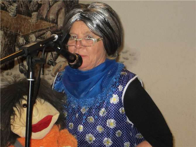 Sogar eine Handpuppe konnte auf der Bühne begrüßt werden.