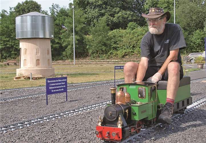 Sogar eine echte kleine Dampflok wird zur Personenbeförderung eingesetzt.