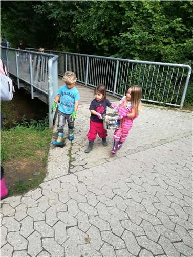 Sogar gefüllte Farbeimer wurden gefunden. Foto: Meckikids e.V.