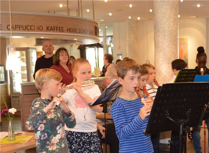 Sogar von der Gartenterrasse aus wurde das knapp eineinhalbstündige Konzert gerne genossen.Fotos: 