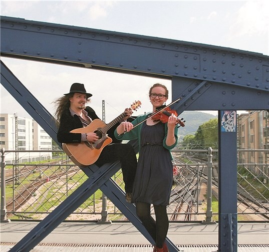 Sohpia und Beni präsentieren Folkmusik auf eine besondere Art. privat