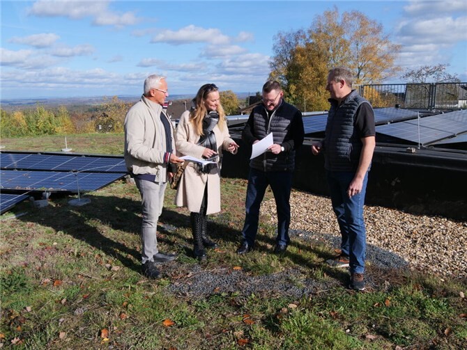 Solarstrom für stabile Wasserpreise: (v.l.n.r.) Landrat Achim Hallerbach und Janine Sieben vom Kreis Neuwied sowie Geschäftsführer Stefan Herschbach und Lothar Ditscheid von den Stadtwerken Neuwied besuchten die PV-Anlage auf dem Hochbehälter in Willroth.  Foto: Dennis Steinhardt/SWN