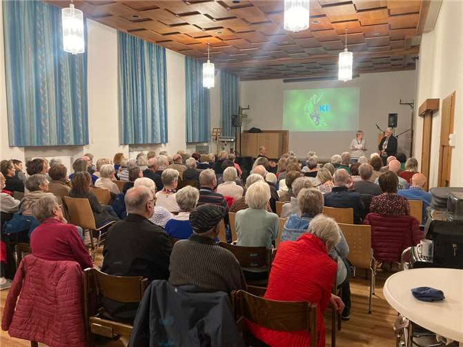 Solch einen Andrang gab es selten beim „Kommunalen Kino“, manche Besucher mussten bedauerlicherweise zurückgewiesen werden, da die Kapazität des Gemeindesaals der Christuskirche erreicht war. Foto: privat