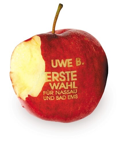 Solche Äpfel mit speziellen Textbotschaften reicht Kandidat Uwe Bruchhäuser jetzt bei seinen Bürgertreffs.SPD