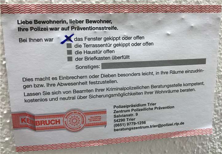 Solche Hinweiszettel klebten Polizeibeamte an 34 Häuser im Kreis Birkenfeld. Polizeipräsidium Trier