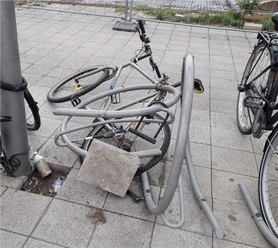 Solche Schäden sind von der Deutschen Bahn zu beseitigen, fordert die SPD. Fotos: SPD